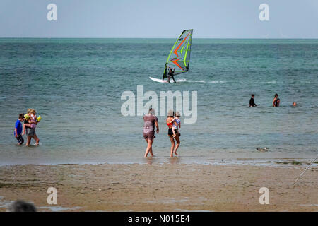 UK Wetter: Windig in Minnis Bay. Minnis Bay, Margate. August 2021. Die Winde im Osten verstärken sich heute. Windsurfer genießen die Bedingungen in Minnis Bay in der Nähe von Margate in Kent. Kredit: Jamesjagger/StockimoNews/Alamy Live Nachrichten Stockfoto