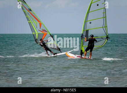 UK Wetter: Windig in Minnis Bay. Minnis Bay, Margate. August 2021. Die Winde im Osten verstärken sich heute. Windsurfer genießen die Bedingungen in Minnis Bay in der Nähe von Margate in Kent. Kredit: Jamesjagger/StockimoNews/Alamy Live Nachrichten Stockfoto