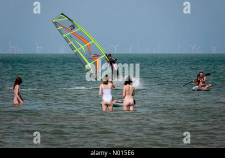 UK Wetter: Windig in Minnis Bay. Minnis Bay, Margate. August 2021. Die Winde im Osten verstärken sich heute. Windsurfer genießen die Bedingungen in Minnis Bay in der Nähe von Margate in Kent. Kredit: Jamesjagger/StockimoNews/Alamy Live Nachrichten Stockfoto