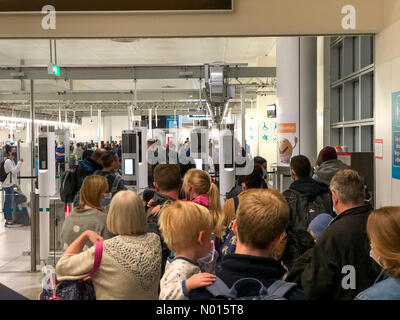 Kurzreise, Flughafen Gatwick. Gatwick North, Flughafen Gatwick. Oktober 2021. Urlauber, die am Flughafen Gatwick anstehen. Tausende Briten gehen für die Halbzeitpause ins Ausland. Kredit: Jamesjagger/StockimoNews/Alamy Live Nachrichten Stockfoto