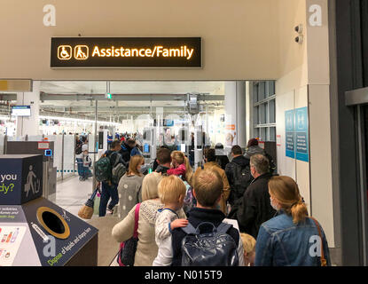 Kurzreise, Flughafen Gatwick. Gatwick North, Flughafen Gatwick. Oktober 2021. Urlauber, die am Flughafen Gatwick anstehen. Tausende Briten gehen für die Halbzeitpause ins Ausland. Kredit: Jamesjagger/StockimoNews/Alamy Live Nachrichten Stockfoto