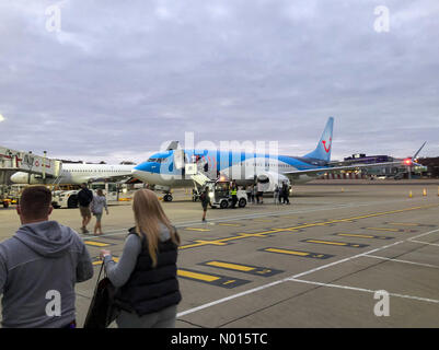 Kurzreise, Flughafen Gatwick. Gatwick North, Flughafen Gatwick. Oktober 2021. Urlauber, die am Flughafen Gatwick anstehen, um an Bord zu gehen. Tausende Briten gehen für die Halbzeitpause ins Ausland. Kredit: Jamesjagger/StockimoNews/Alamy Live Nachrichten Stockfoto