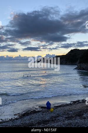 Caswell Bay, Swansea, Wales. November 2021. Surfer und Schwimmer nutzen das ruhige, sonnige Wetter in Caswell Bay, Swansea, während das Licht verblasst. Kredit: Phil Rees/StockimoNews/Alamy Live News Kredit: Phil Rees / StockimoNews/Alamy Live News Stockfoto