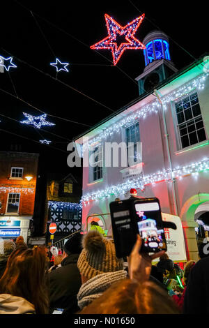 Godalming, Surrey, Großbritannien. 27th. November 2021. Das bitterkalte Wetter hat die Massen nicht davon abschrecken lassen, dass die jährlichen Weihnachtslichter in Godalming, Surrey, eingeschaltet werden. Kredit: Jamesjagger/StockimoNews/Alamy Live Nachrichten Stockfoto