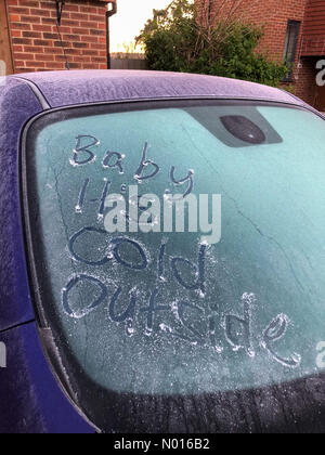 UK Wetter: Frostig in Godalming. Sycamore Avenue, Godalming. 28th. Januar 2022. Temperaturen unter dem Gefrierpunkt in den Heimatkreisen heute Morgen. Frost auf einer Autoscheibe in Godalming in Surrey. Kredit: Jamesjagger/StockimoNews/Alamy Live Nachrichten Stockfoto