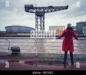 Glasgow, Schottland, Großbritannien. 20th. Februar 2022. Wetter in Großbritannien: Raich Keene blickt an einem windigen, bewölkten Tag in Glasgow, Schottland, Großbritannien, über den Fluss Clyde und den Finnieston Crane. 20th. Februar 2022. Credit nidpor/ Alamy Live News Credit: Nidpor/StockimoNews/Alamy Live News Credit: Nidpor/StockimoNews/Alamy Live News Stockfoto