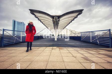 Glasgow, Schottland, Großbritannien. 20th. Februar 2022. Wetter in Großbritannien: Raich Keene überquert an einem windigen, bewölkten Tag die Bell’s Bridge über den Fluss Clyde in Glasgow, Schottland, Großbritannien. 20th. Februar 2022. Credit nidpor/ Alamy Live News Stockfoto