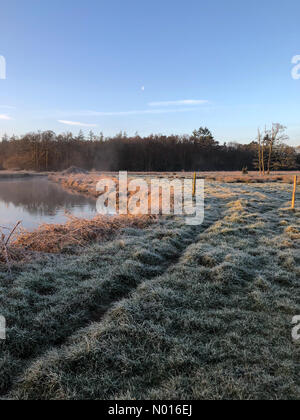 UK Wetter: Frostig in Elstead. Waverley Ln, Elstead. 23rd. Februar 2022. Ein kalter und frostiger Start in den Tag für die Heimatkreise. Frostige Bedingungen entlang des Flusses Wey, Thundry Meadows, Elstead. Kredit: Jamesjagger/StockimoNews/Alamy Live Nachrichten Stockfoto