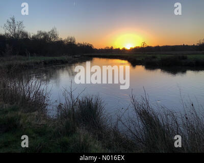 UK Wetter: Sonnenaufgang über Elstead. Waverley Ln, Elstead. 25.. Februar 2022. Ein kalter, aber sonniger Start in den Tag für die Heimatkreise. Sonnenaufgang über dem River Wey bei Thundry Meadows, Elstead, Surrey. Kredit: Jamesjagger/StockimoNews/Alamy Live Nachrichten Stockfoto