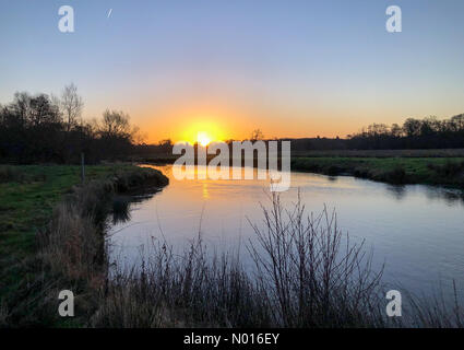 UK Wetter: Sonnenaufgang über Elstead. Waverley Ln, Elstead. 25.. Februar 2022. Ein kalter, aber sonniger Start in den Tag für die Heimatkreise. Sonnenaufgang über dem River Wey bei Thundry Meadows, Elstead, Surrey. Kredit: Jamesjagger/StockimoNews/Alamy Live Nachrichten Stockfoto