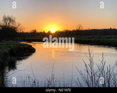 UK Wetter: Sonnenaufgang über Elstead. Waverley Ln, Elstead. 25.. Februar 2022. Ein kalter, aber sonniger Start in den Tag für die Heimatkreise. Sonnenaufgang über dem River Wey bei Thundry Meadows, Elstead, Surrey. Kredit: Jamesjagger/StockimoNews/Alamy Live Nachrichten Stockfoto