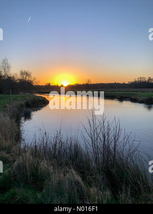 UK Wetter: Sonnenaufgang über Elstead. Waverley Ln, Elstead. 25.. Februar 2022. Ein kalter, aber sonniger Start in den Tag für die Heimatkreise. Sonnenaufgang über dem River Wey bei Thundry Meadows, Elstead, Surrey. Kredit: Jamesjagger/StockimoNews/Alamy Live Nachrichten Stockfoto