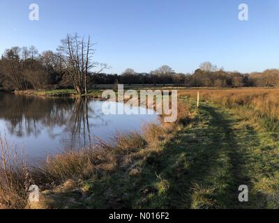 UK Wetter: Sonnenaufgang über Elstead. Waverley Ln, Elstead. 25.. Februar 2022. Ein kalter, aber sonniger Start in den Tag für die Heimatkreise. Sonnenaufgang über dem River Wey bei Thundry Meadows, Elstead, Surrey. Kredit: Jamesjagger/StockimoNews/Alamy Live Nachrichten Stockfoto