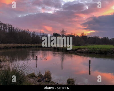 UK Wetter: Sonnenaufgang über Elstead. Waverley Ln, Elstead. 06.. März 2022. Ein kalter und unruhigen Start in den Tag für die Heimatkreise. Sonnenaufgang über dem River Wey bei Thundry Meadows, Elstead, Surrey. Kredit: Jamesjagger/StockimoNews/Alamy Live Nachrichten Stockfoto