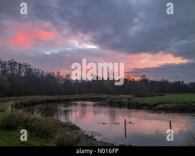 UK Wetter: Sonnenaufgang über Elstead. Waverley Ln, Elstead. 06.. März 2022. Ein kalter und unruhigen Start in den Tag für die Heimatkreise. Sonnenaufgang über dem River Wey bei Thundry Meadows, Elstead, Surrey. Kredit: Jamesjagger/StockimoNews/Alamy Live Nachrichten Stockfoto