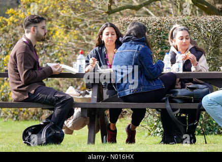 UK Wetter: Sonnig in Croydon. Bethlem Royal Hospital, Croydon. 21.. März 2022. Warmes und sonniges Wetter in ganz London heute. Schöner Sonnenschein im Bethlem Royal Hospital, Croydon. Kredit: Jamesjagger/StockimoNews/Alamy Live Nachrichten Stockfoto