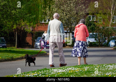 Godalming, Surrey. 17. April 2022. UK Wetter: Sonnig in Godalming. Portsmouth Rd, Godalming. 17.. April 2022. Ein warmer und sonniger Morgen in den Heimatkreisen. Sonniges Wetter in Godalming in Surrey. Kredit: Jamesjagger/StockimoNews/Alamy Live Nachrichten Stockfoto