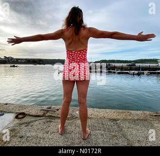 Cornwall, Großbritannien. 21.. Mai 2022. Wetter in Großbritannien: Raich Keene bereitet sich auf ein wildes Schwimmen am frühen Morgen in St. Mawes, Cornwall, Großbritannien, vor. 21.. Mai 2022. Kredit: Nidpor / StockimoNews/Alamy Live Nachrichten Stockfoto