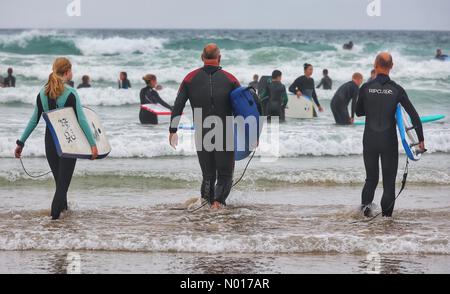 Cornwall, Großbritannien. 23.. Juli 2022. UK Wetter: Bedeckt für Surfer in Polzeath, Cornwall, UK. 23. Juli 2022. Kredit: Nidpor / StockimoNews/Alamy Live Nachrichten Stockfoto