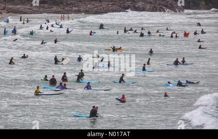 Cornwall, Großbritannien. 23.. Juli 2022. UK Wetter: Bedeckt für Surfer in Polzeath, Cornwall, UK. 23. Juli 2022. Kredit: Nidpor / StockimoNews/Alamy Live Nachrichten Stockfoto