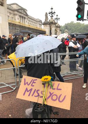 Trauer um Queen Elizabeth II in London - London UK Freitag, 9.. September 2022 - Menschen versammeln sich vor dem Buckingham Palace im Regen. Foto Steven May Stockfoto