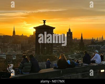 Edinburgh, Schottland, Großbritannien. 13. November 2022. Am Ende eines weiteren, für die Saison so warmen, sonnigen Tages versammeln sich Touristen, um den Sonnenuntergang über Edinburgh von Calton Hill aus zu beobachten. Kredit: Highbrow/StockimoNews/Alamy Live Nachrichten Stockfoto