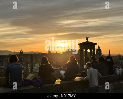 Edinburgh, Schottland, Großbritannien. 13. November 2022. Touristen versammeln sich auf dem Calton Hill, um den Sonnenuntergang über Edinburgh zu beobachten. Kredit: Highbrow/StockimoNews/Alamy Live Nachrichten Stockfoto