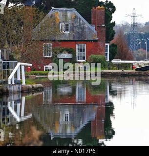 Wetter im Vereinigten Königreich: Herbstliche Reflexionen bei Doppelschleusen auf dem Exeter-Schiffskanal, Devon, Vereinigtes Königreich. 6. Dezember 2022. Credit nidpor/Alamy Live News Credit: Nidpor/StockimoNews/Alamy Live News Stockfoto