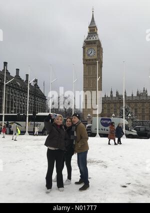 London, Großbritannien. 12.. Dezember 2022. UK Weather: Touristen posieren neben Big Ben auf einem schneebedeckten Parliament Square, London (c) Paul Swinney/Alamy Live News Credit: Paul Swinney/StockimoNews/Alamy Live News Credit: Paul Swinney/StockimoNews/Alamy Live News Stockfoto