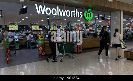 Einkäufer im Woolworths Supermarkt, Adelaide, Australien. Gutschrift: amer ghazzal/StockimoNews/Alamy Live News Stockfoto