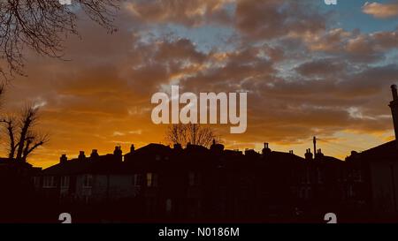 London, Großbritannien. 26. Februar 2023. Farbenfroher Sonnenuntergang, Wimbledon, London, UK Kredit: amer ghazzal/StockimoNews/Alamy Live News Kredit: amer ghazzal/StockimoNews/Alamy Live News Stockfoto