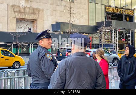 Polizei und Sicherheit vor Trump Tower, New York, USA. Ex-Präsident Trump erwartet heute im Trump Tower in New York. New York, USA. 3. April 2023. Credit nidpor/Alamy Live News Credit: Nidpor/StockimoNews/Alamy Live News Stockfoto