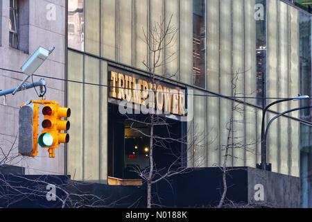 Szene im Trump Tower vor der Ankunft von Ex-Präsident Donald Trump, New York, USA. 3. April 2023. Credit nidpor/Alamy Live News Credit: Nidpor/StockimoNews/Alamy Live News Stockfoto