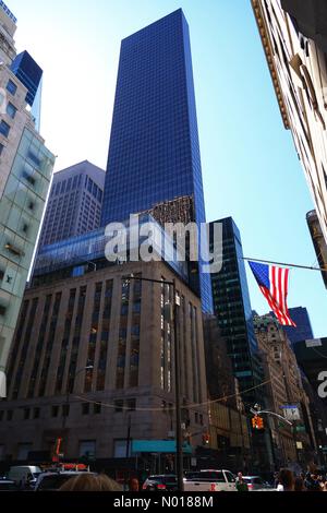 Szene im Trump Tower vor der Ankunft von Ex-Präsident Donald Trump, New York, USA. 3. April 2023. Credit nidpor/Alamy Live News Credit: Nidpor/StockimoNews/Alamy Live News Stockfoto