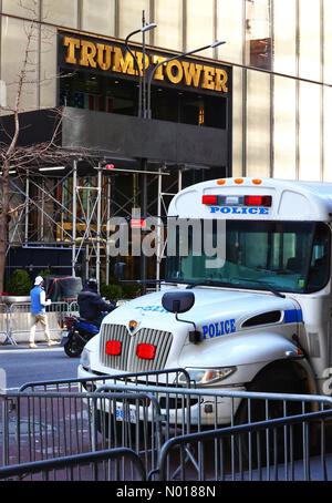 Szene im Trump Tower vor der Ankunft von Ex-Präsident Donald Trump, New York, USA. 3. April 2023. Credit nidpor/Alamy Live News Credit: Nidpor/StockimoNews/Alamy Live News Stockfoto