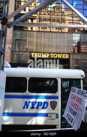 Szene im Trump Tower vor der Ankunft von Ex-Präsident Donald Trump, New York, USA. 3. April 2023. Credit nidpor/Alamy Live News Credit: Nidpor/StockimoNews/Alamy Live News Stockfoto