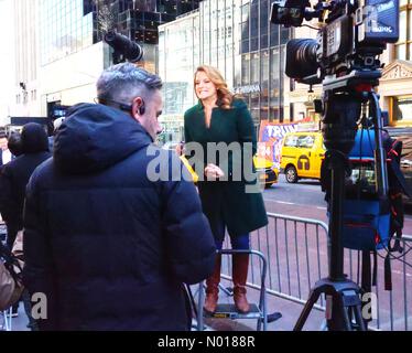 Presseszene im Trump Tower vor der Ankunft von Ex-Präsident Donald Trump, New York, USA. 3. April 2023. Credit nidpor/Alamy Live News Credit: Nidpor/StockimoNews/Alamy Live News Stockfoto