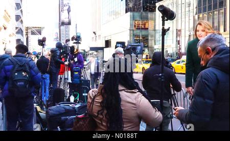 Presseszene im Trump Tower vor der Ankunft von Ex-Präsident Donald Trump, New York, USA. 3. April 2023. Credit nidpor/Alamy Live News Credit: Nidpor/StockimoNews/Alamy Live News Stockfoto