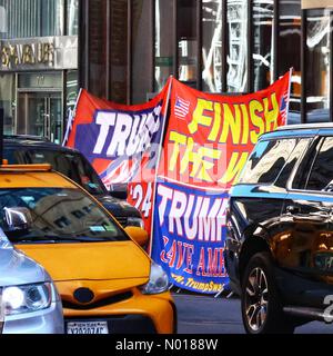 Presseszene im Trump Tower vor der Ankunft von Ex-Präsident Donald Trump, New York, USA. 3. April 2023. Credit nidpor/Alamy Live News Credit: Nidpor/StockimoNews/Alamy Live News Stockfoto