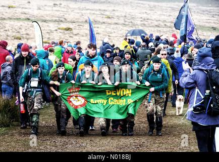 Die Teams absolvieren die jährliche zehn-Tors-Challenge auf Dartmoor. Okehampton Camp, Devon, Großbritannien. 30. April 2023. Credit nidpor Credit: Nidpor/StockimoNews/Alamy Live News Stockfoto