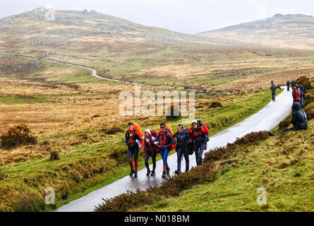 Die Teams absolvieren die jährliche zehn-Tors-Challenge auf Dartmoor. Okehampton Camp, Devon, Großbritannien. 30. April 2023. Credit nidpor Credit: Nidpor/StockimoNews/Alamy Live News Stockfoto