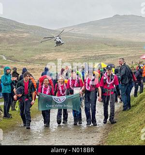 UK Weather: Teams absolvieren die jährliche zehn-Tors-Challenge auf einem nassen und regnerischen Dartmoor. Okehampton Camp, Devon, Großbritannien. 30. April 2023. Credit nidpor Credit: Nidpor/StockimoNews/Alamy Live News Stockfoto