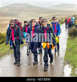 UK Weather: Teams absolvieren die jährliche zehn-Tors-Challenge auf einem nassen und regnerischen Dartmoor. Okehampton Camp, Devon, Großbritannien. 30. April 2023. Credit nidpor Credit: Nidpor/StockimoNews/Alamy Live News Stockfoto