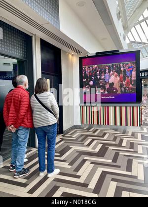 6. Mai 2023. Die Besucher sehen die Krönung des Königs in der Birchanger Welcome Break Station, Bishop's Stortford, England. Kredit: Francesca Moore/StockimoNews/Alamy Live News Stockfoto