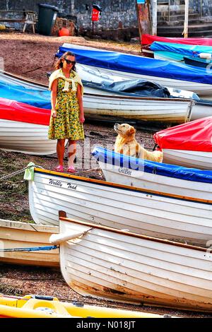 Wetter in Großbritannien: Mild unter den Booten am hinteren Strand von Teignmouth, Devon. 21. Juli 2023. Credit nidpor Credit: Nidpor/StockimoNews/Alamy Live News Stockfoto