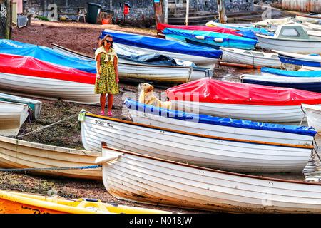 Wetter in Großbritannien: Mild unter den Booten am hinteren Strand von Teignmouth, Devon. 21. Juli 2023. Credit nidpor Credit: Nidpor/StockimoNews/Alamy Live News Stockfoto