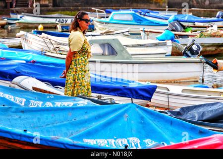 Wetter in Großbritannien: Mild unter den Booten am hinteren Strand von Teignmouth, Devon. 21. Juli 2023. Credit nidpor Credit: Nidpor/StockimoNews/Alamy Live News Stockfoto