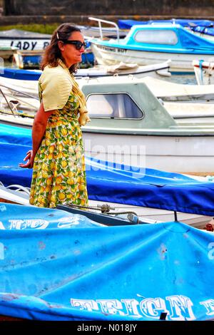 Wetter in Großbritannien: Mild unter den Booten am hinteren Strand von Teignmouth, Devon. 21. Juli 2023. Credit nidpor Credit: Nidpor/StockimoNews/Alamy Live News Stockfoto