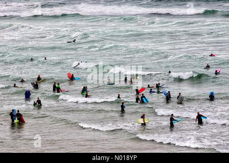 Surfer und Bodyboarder in Polzeath, Cornwall, Großbritannien. 27. August 2023. Credit nidpor Credit: Nidpor/StockimoNews/Alamy Live News Stockfoto