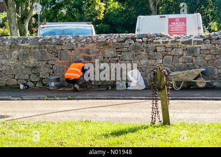 Szene nach schweren Überschwemmungen in Kenton, nahe Exeter, Devon, Großbritannien. Die Mauer wird repariert, wenn das Dorf austrocknet. 18. September 2023. Credit nidpor Credit: Nidpor/StockimoNews/Alamy Live News Stockfoto